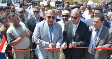 بالصور.. محافظ الإسماعيلية يفتتح كوبرى مشاة بقرية المنايف