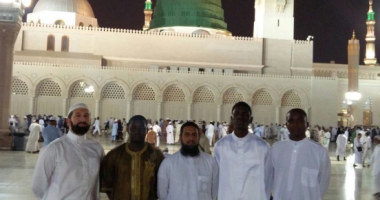 الخارجية البريطانية تنشر صورة لجنودها المسلمين أثناء تأديتهم الحج