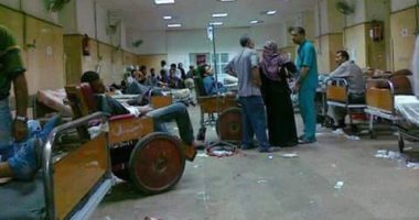 مرضى على الأرض وقمامة بالطرقات بمسشتفى الميرى فى الإسكندرية