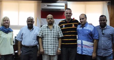 القنصل البلجيكى يلتقى مدير مستشفيات جنوب الوادى لبحث التعاون