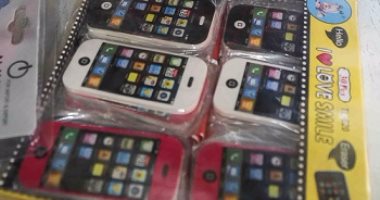 تزامناً مع إطلاق iPhone 7 .. "أستيكة" على شكل أى فون 7 تغزو الفجالة