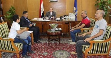 محافظ دمياط يستقبل طالب مبتكر.. ويطالب بعرض أعماله على الباحثين