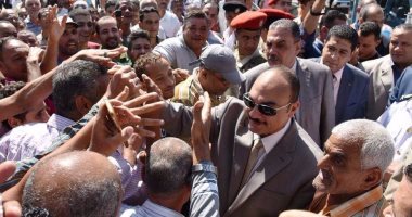 بالصور.. محافظ الإسكندرية يضع إكليل الزهور على النصب التذكارى للشهداء