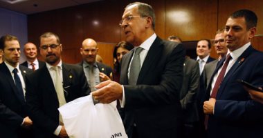 بالصور.. كيرى يغازل لافروف بالبيتزا والأخير يهادى الصحفيين بالفودكا