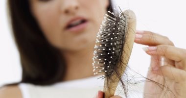 6 أسباب غير متوقعة لتساقط الشعر.. "زيادة الفيتامينات أهمها"