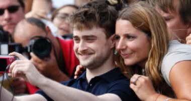 بالصور.. دانيال رادكليف يلتقط "سيلفى" مع معجبة بمهرجان " Deauville "