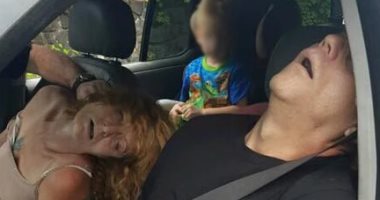شرطة أمريكا تنشر صورة صادمة لطفل يحدق بوالديه "المنتشيين" من المخدرات
