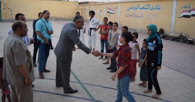 بالفيديو.. محافظ المنيا يجلس مع المواطنين أثناء جولة تفقدية بحى جنوب