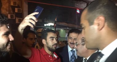 بالصور..شباب يلتقطون"سيلفى" مع وزير الداخلية..وسيدة:ربنا يقويك على المجرمين