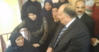 محافظ الدقهلية لوالدة "شهيد نوسا": كنوز الأرض لا توفى حق الشهيد