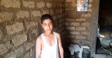 بالفيديو والصور.. مأساة أسرة تعيش فى غرفة واحدة مسقوفة من البوص ببنى سويف