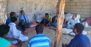 نقيب أطباء شمال سيناء يزور أم المعاقين الثلاثة بالعريش
