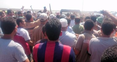 بالصور..أهالى الخمسين يضبطون لصى مواشى ويلقنوهما "علقة سخنة" بكفر الشيخ
