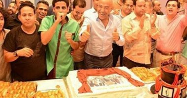 هنيدى ولقاء الخميسى وشريف منير يفاجئون أشرف عبد الباقى فى عيد ميلاده