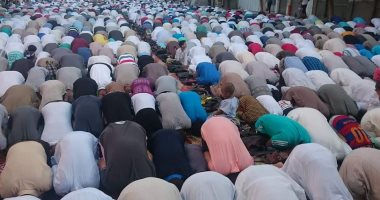بالصور.. الآلاف يؤدون صلاة عيد الأضحى بـ 83 ساحة بقنا