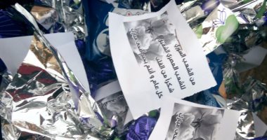 بالصور.. سوريون بالعاشر يوزعون الحلوى على المصريين تهنئة بعيد الأضحى