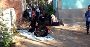 بالصور .. مواطنون بالغربية يزورون المقابر عقب صلاة العيد