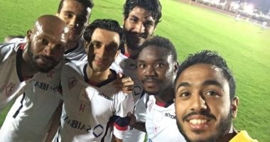 محمود كهربا يستغل إجازة العيد ويؤازر لاعبى الزمالك