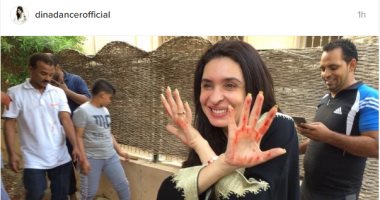 دينا تنشر صورة لها مع ابنها الجديد من كواليس مسلسل "السر"