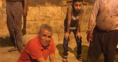 شديد قناوى يذبح " أضحية العيد" وسط أحفاده 