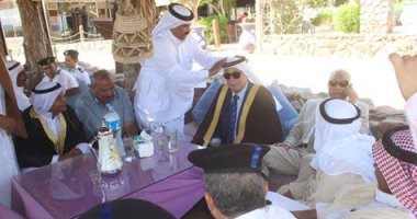أهالى مدينة دهب يمنحون محافظ جنوب سيناء زيهم الرسمى خلال تهنئتهم بالعيد