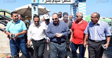بالفيديو والصور ..محافظ الإسكندرية يغرم شاطئ سيدى بشر 10 آلاف جنيه