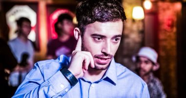 سوار ذكى جديد يمكنك من الرد على المكالمات من خلال الضغط على أذنك
