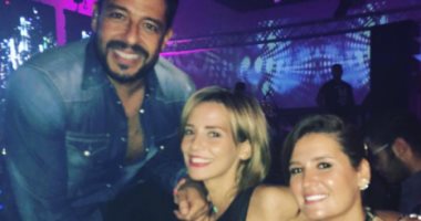 هنا شيحة تنشر صورة تجمعها مع محمد حماقى بعد حفلته بالغردقة