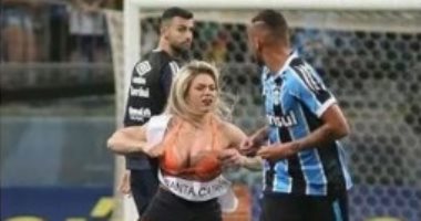 بالصور.. ملكة جمال البرازيل تقتحم مباراة جريميو وبالميراس