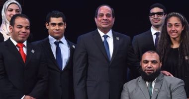 نشطاء يتداولون صورة للسيسى مع أبطال الذهب فى "البارالمبية" 