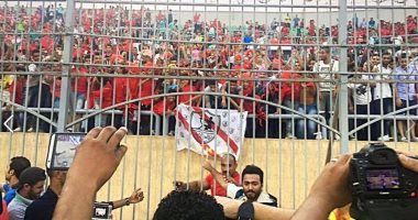 تامر حسنى ينشر صورة تجمعه بجماهير الأهلى والزمالك..معلقا:"مع بعض بالحب"