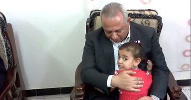 بالفيديو .. طفلة يتيمة تلقى بنفسها فى حضن محافظ الشرقية