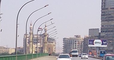 بالصور.. أعمدة الإنارة مضاءة نهارا على كوبرى الجامعة  