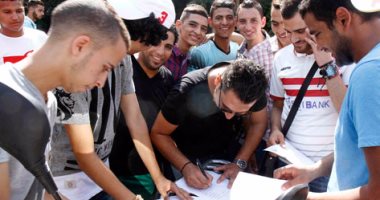 بالصور.. جماهير الزمالك تحتشد للحصول على استمارات حضور مباراة الوداد