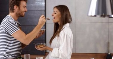 6 أطعمة تعزز الشعور بالسعادة.. أهمها السبانخ والخبز والبرتقال 