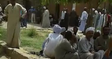 بالصور.. عشرات من راغبى الحج بأسوان يقعون ضحايا لعملية نصب شركة سياحية