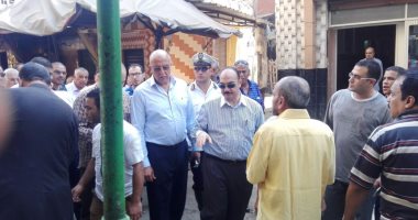 بالصور.. محافظ الإسكندرية يواصل جولاته ويتفقد حى الجمرك ويعد بحل المشكلات