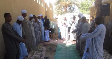 حلقات "مدح رسول الله" عادة صوفية متوارثة بالأقصر فى العيد