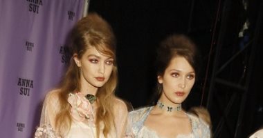 بالصور..بيلا وجى جى فى كواليس عرض "Michael Kors"..حب واهتمام ومكياج كمان