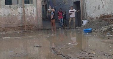 بالصور.. أهالى العتامنة بسوهاج يشتكون غرق منازلهم بمياه الصرف الصحى