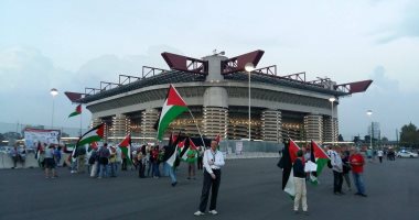 جماهير إنتر تحمل أعلام فلسطين قبل مواجهة هابويل الإسرائيلى