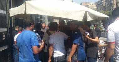  بالصور.. جماهير الزمالك تتوافد على النادى للسفر لبرج العرب