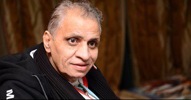 طالع بظهره.. أحمد السبكى "ممثل صامت" فى فيلمه صاحب المقام (صور)