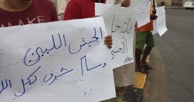 ليبيون يتحدون الميليشيات ويتظاهرون بطرابلس دعما للجيش الوطنى