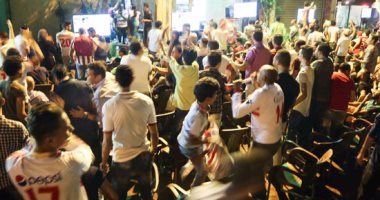 بالفيديو.. شاهد احتفال جماهير الزمالك فى الكافيهات بهدف أيمن حفنى