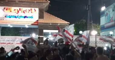 ليس التذاكر فقط.. انتشار بائعى الأعلام أمام مقر الزمالك