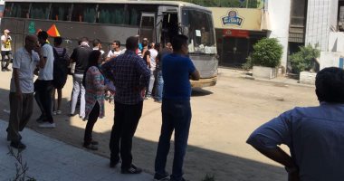 جماهير الزمالك تتجمع أمام النادى استعداداً للسفر إلى برج العرب