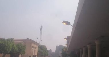 بالصور.. أعمدة إنارة مضاءة نهارا بمحطة قطارات بنى سويف