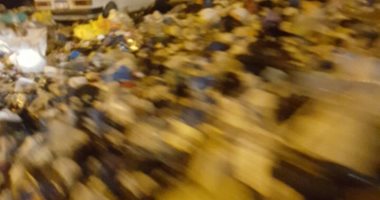 محافظ الإسكندرية يلتقط صورا لأكوام قمامة من سيارته ويطالب بإزالتها فورا