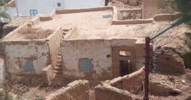 بالفيديو الصور.. أطلال منازل مهجورة بقرية بالوادى الجديد تهدد حياه الأهالى